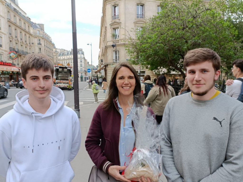 Élèves du lycée Gustave Eiffel avec le trophée 2024 du César des Lycéens